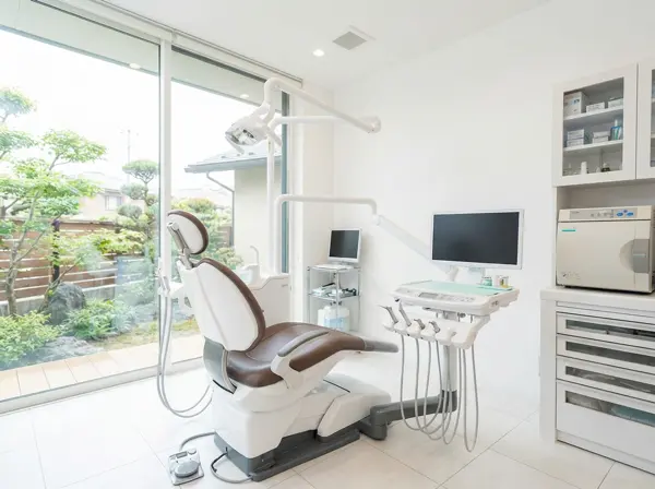 マイクロスコープを使用した精密治療